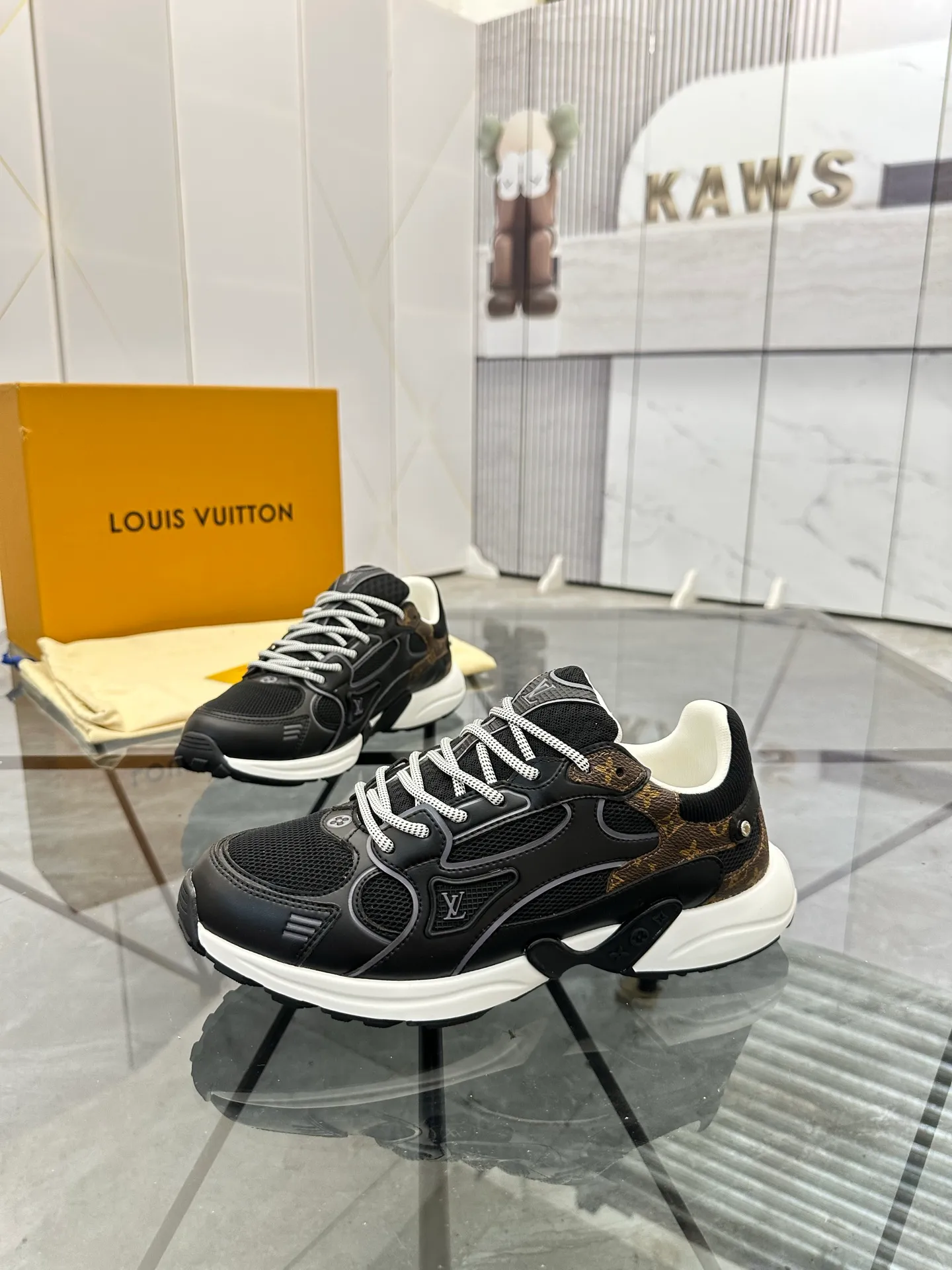 Men's shoes: 💰P660¥ Top quality Product trademark: LV* "Louis Vuitton*" low-top casual shoes Regular size: 35-44 (can be customized to 45.46) Couple style Product materials: Upper imported cowhide stitching original material, breathable lining, original outsole. Number: H218